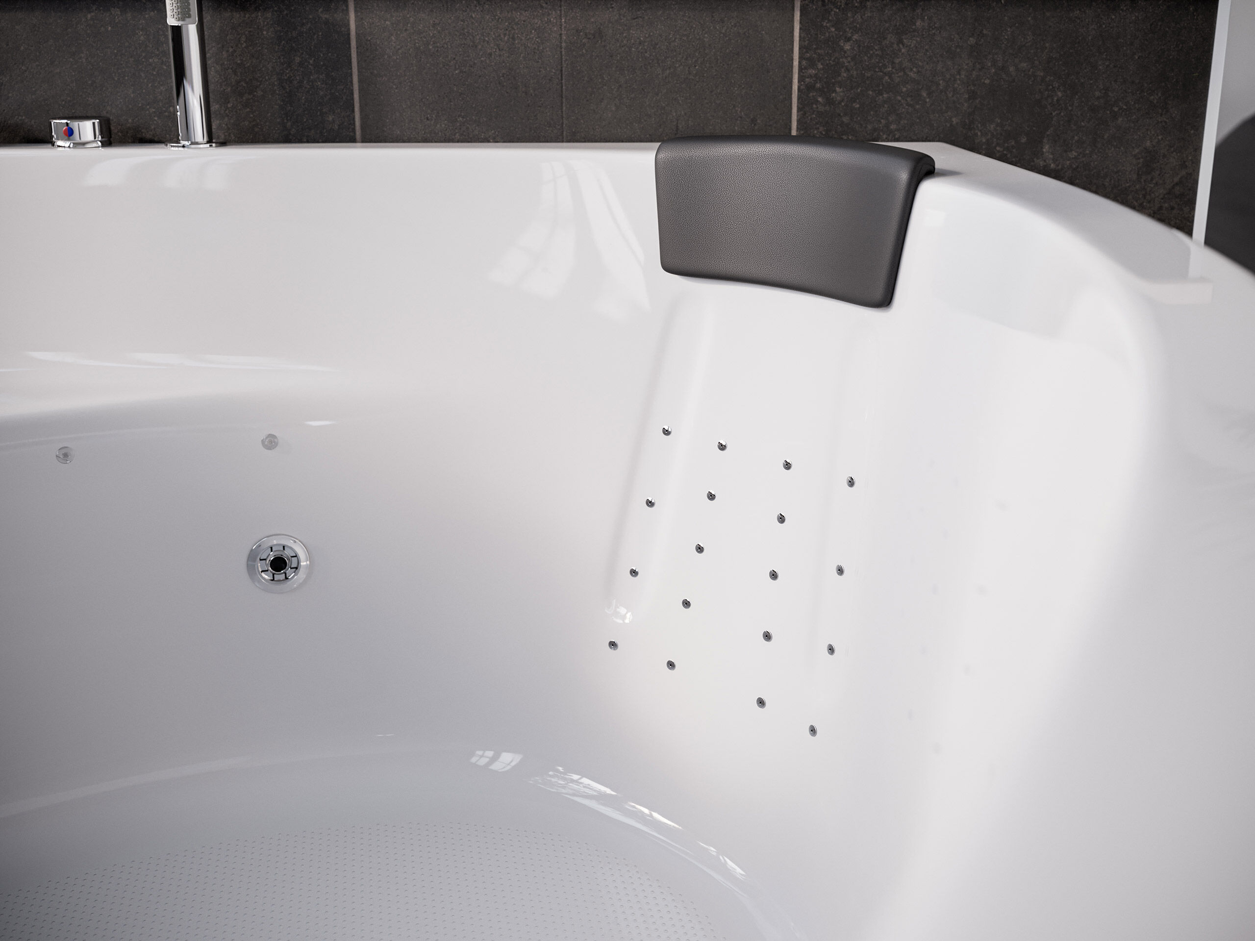 Deluxe Whirlpool Titan 155cm Made in Germany 78 Düsen & LED mit Armatur